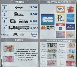 Французская таблица расценок, платежных средств для оплаты проезда через мост «Нормандия».