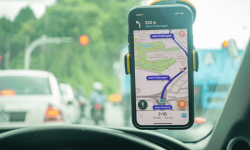 Мобильное приложение Waze для навигации и ремонта дорог.